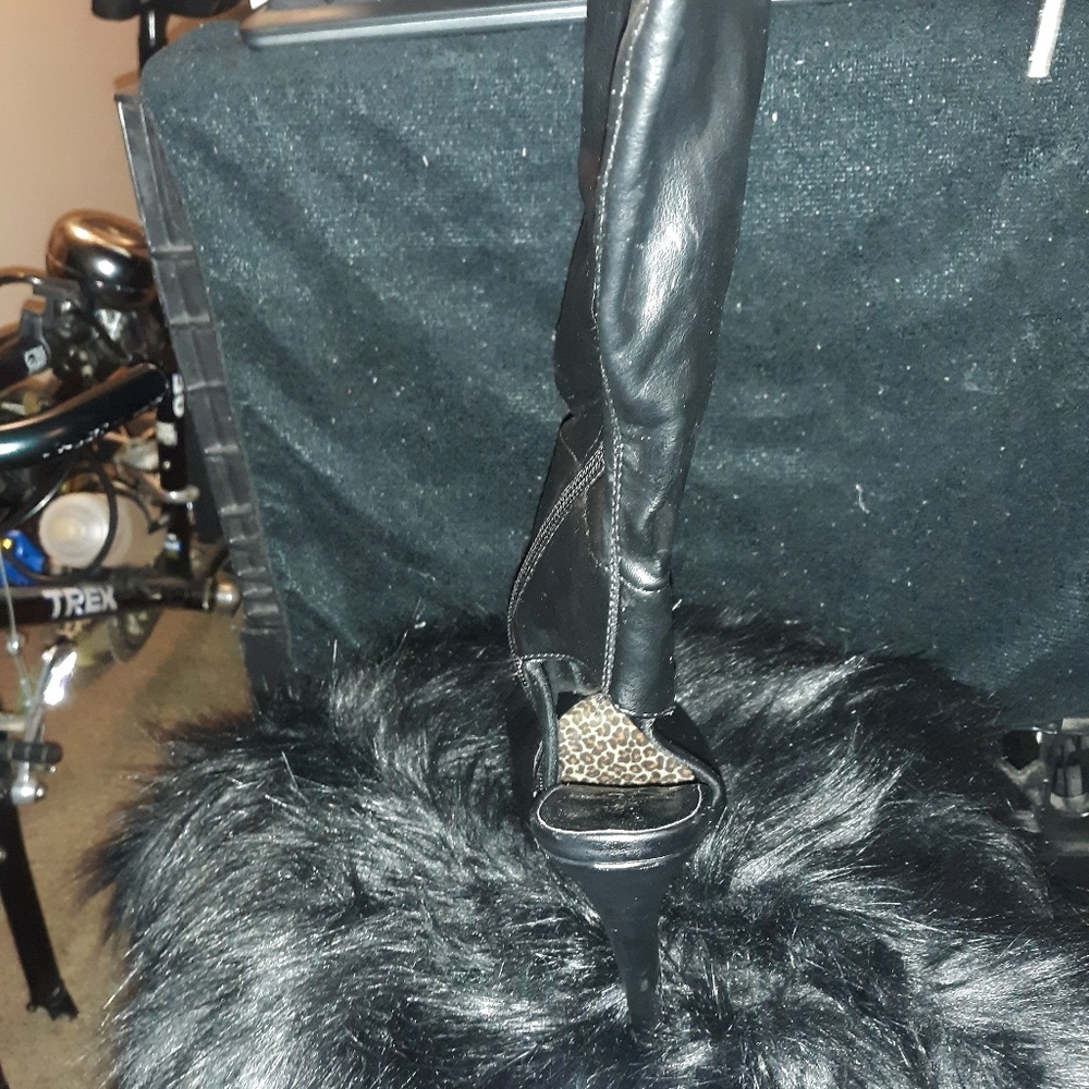Boots - Picture 3 of 5